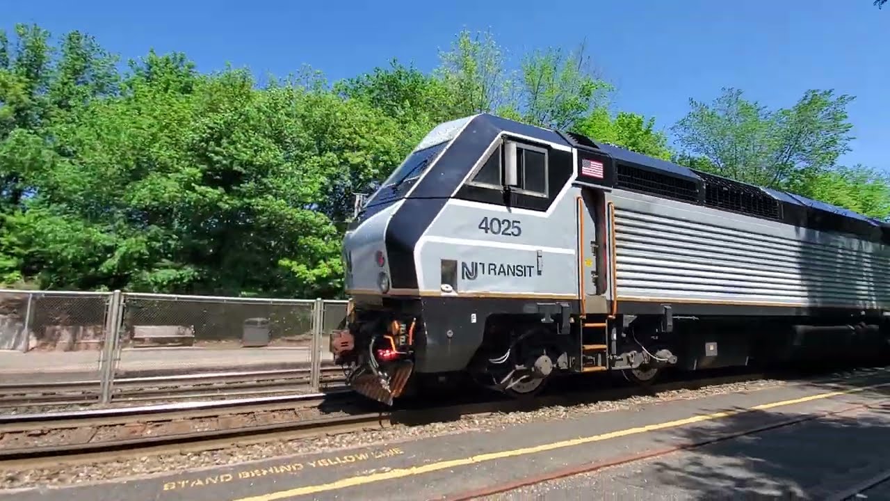 2 Trains at Kingsland Station