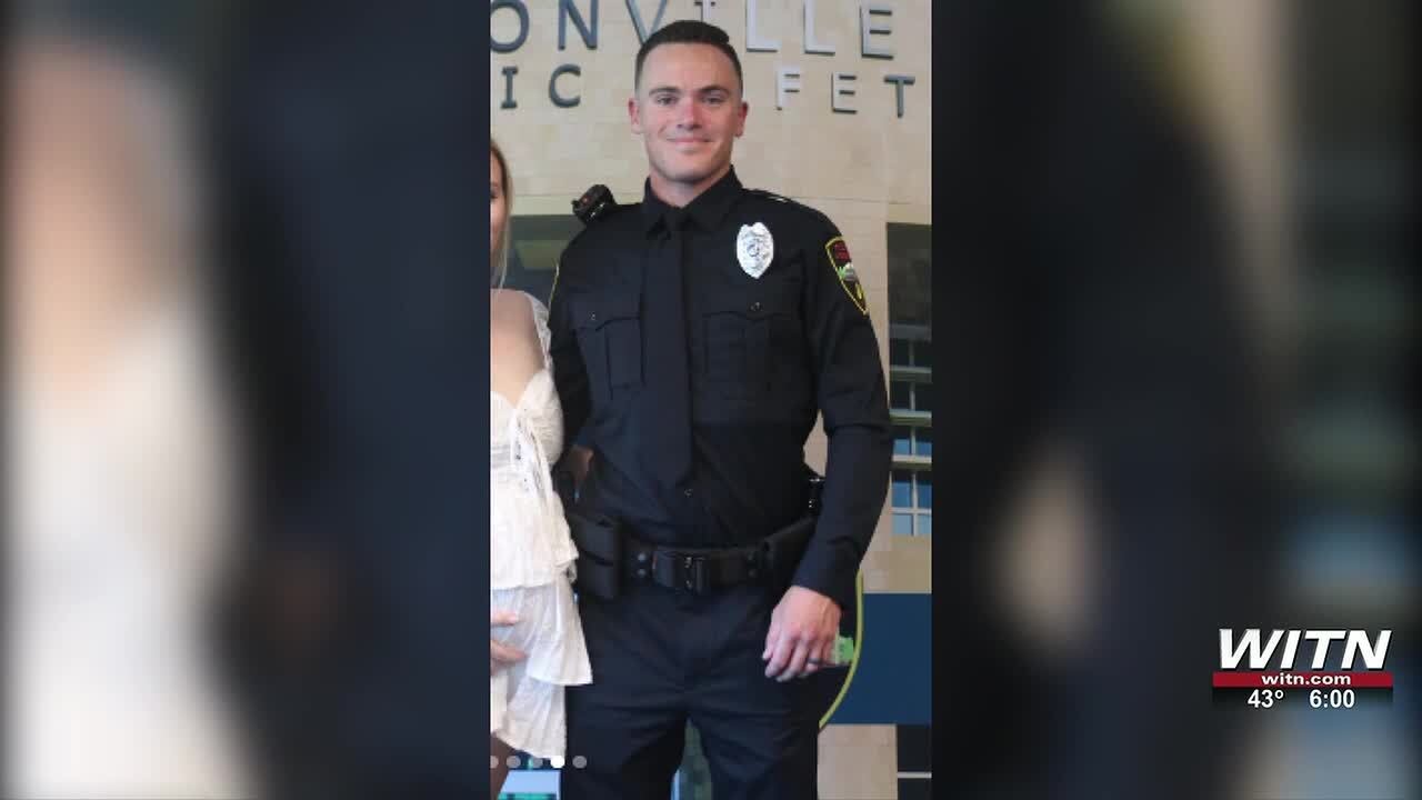 Jacksonville police officer killed in shooting - YouTube