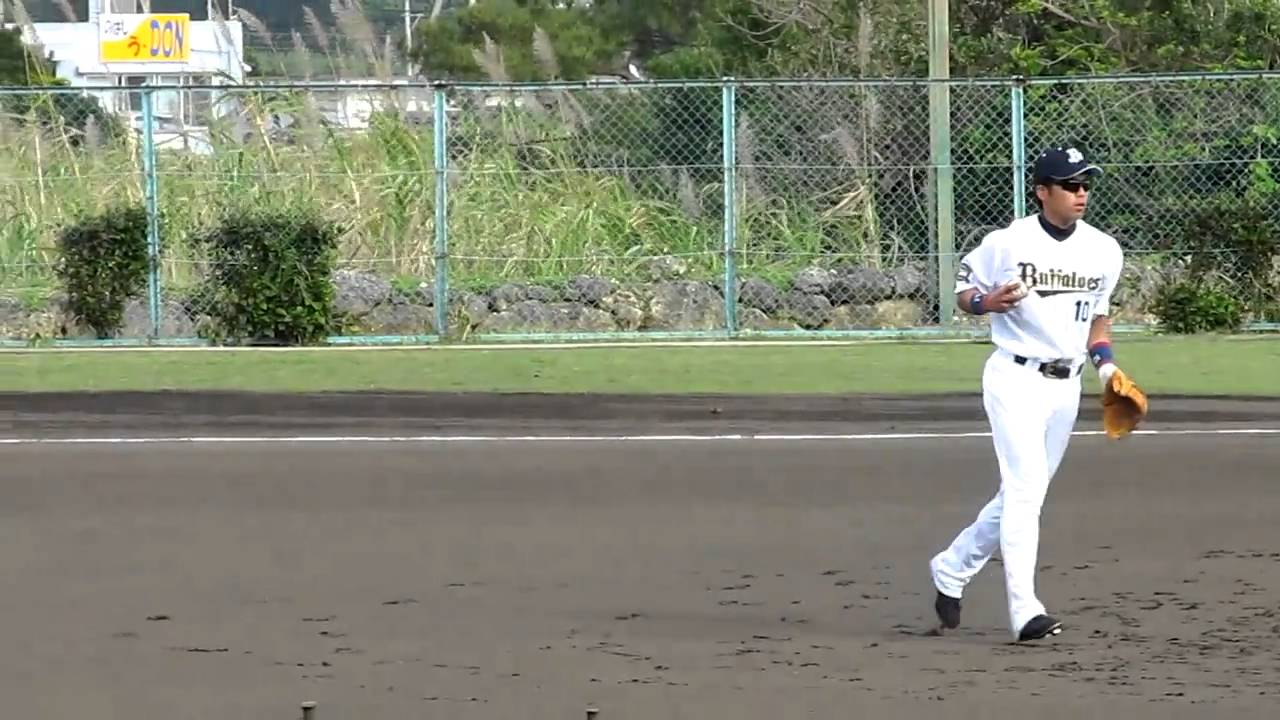 守備練習中の大引選手、金子選手　オリックス春季キャンプ2011