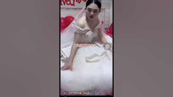 新郎被伴娘们挡在门外，新娘子直接站起来说赶紧把门打开，让我老公进来，二三十岁好不容易嫁出去，可不能让你破坏了#拍摄现场 #农村婚礼 #中国新闻
