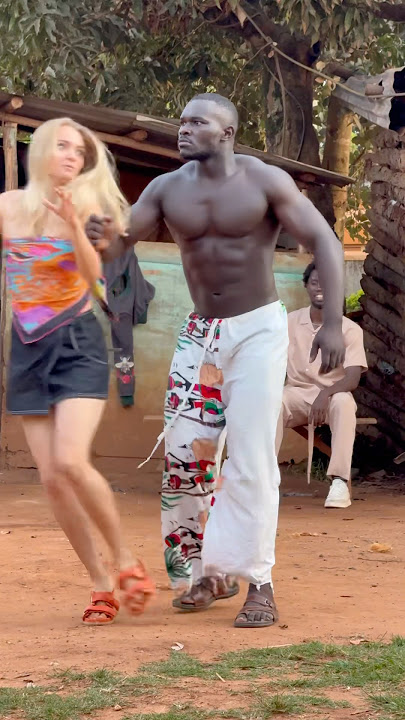 Apa dia baru saja melakukan ini 😳 tidak ada hak cipta untuk musiknya #dance #funny #shorts #viralvideo