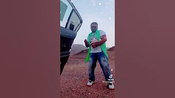 سائق باكستاني مع بنت سعودية بالصحراء 