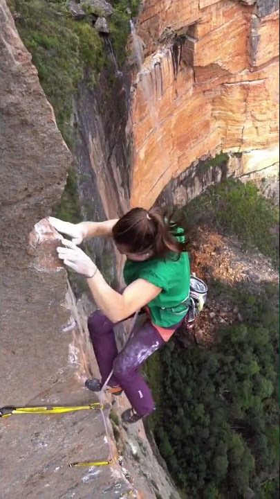 Wanita Pemberani Hampir Saja Tewas Jatuh Dari Tebing Batu #shortvideo #tiviibo #shortsyoutube