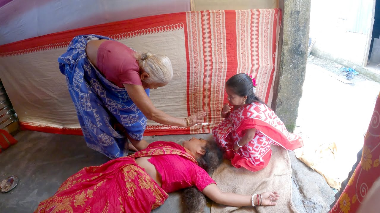 মাসিমা পুজো করতে করতে পড়ে গেলো😱 Masi puja korte korte pore galo