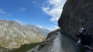 Szene aus dem Motorrad-Reisevideo „4 Freunde auf den gefährlichsten Schotterstraßen der Alpen" in Frankreich, Italien – Bild 2 von 3