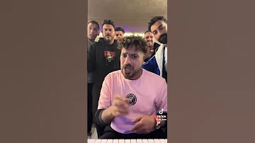 قعدت سنه انا بجري وراها في اي حته انا بستناها 