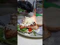 Jugoso, bien montao’ y con ese sabor que sorprende desde el primer bite.