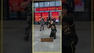 جندي صيني يقوم باستعراض مهارات استخدام قذائف RPG