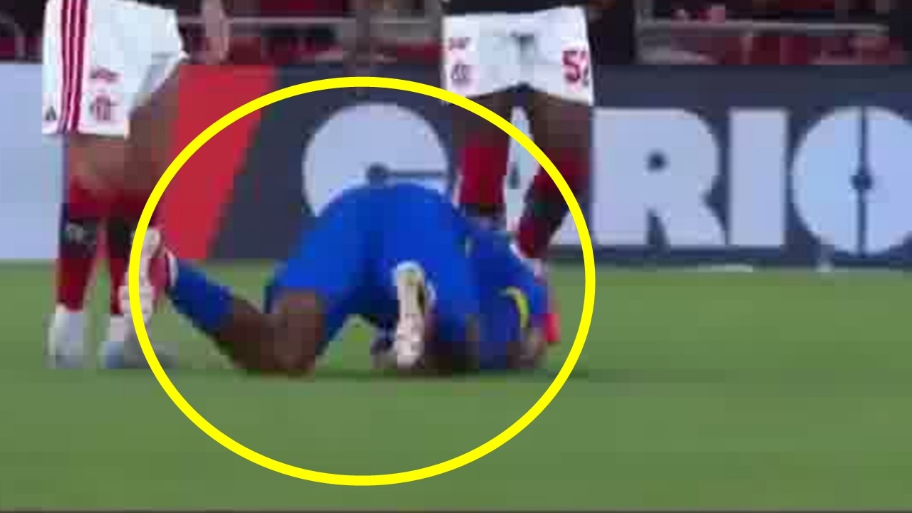 Ужасающий момент: 24-летний бразильский футболист потерял сознание на поле спустя год после того,...