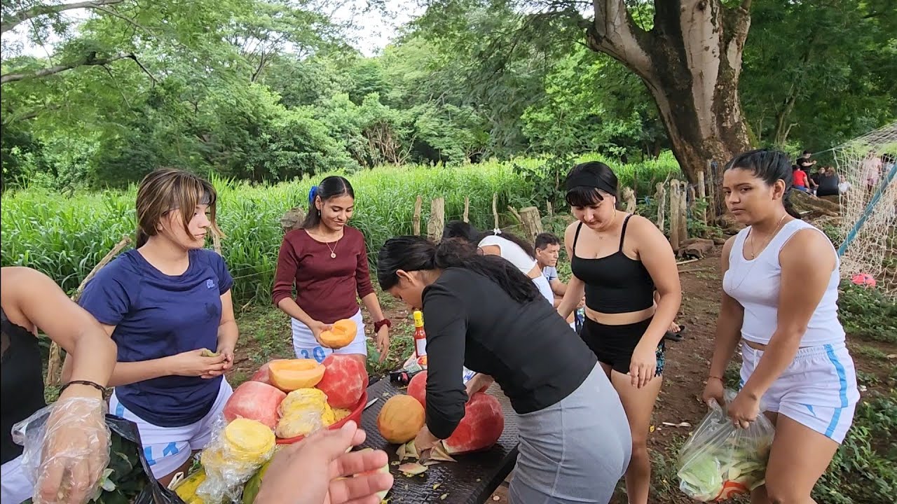 Y seguimos con la venta de frutas y todas las muchachas del equipo muy contentas 😍🥰