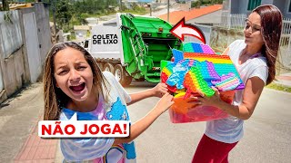 ELA JOGOU MEUS FIDGET TOYS NO CARRO DE LIXO