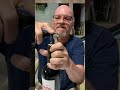 Meu amigo, Dr. Wantuil ensinando como usar o abridor saca-rolhas para abrir a garrafa de vinho.