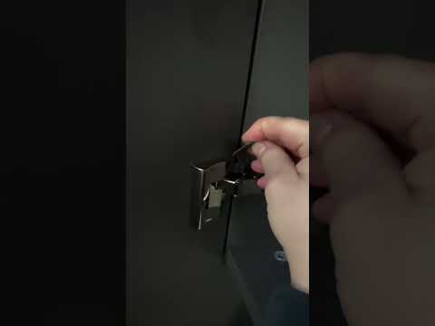 Дверки кухни бьются о стену? Попробуйте ограничитель угла открывания #сборкакухни