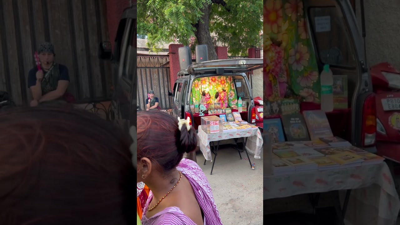 🕉️ Foreign Devotees Chanting Mahamantra at ISKCON Vrindavan Gate ✨ | Divine Global Bhakti 🌍🙏