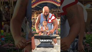 A Bocil Ini Yang Bisa Cabut Pedang Di Disneyland