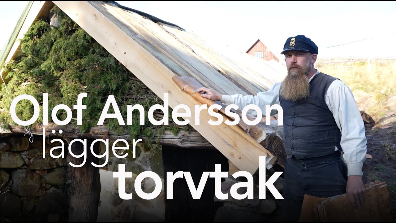 Olof Andersson lägger torvtak på Brytestugan