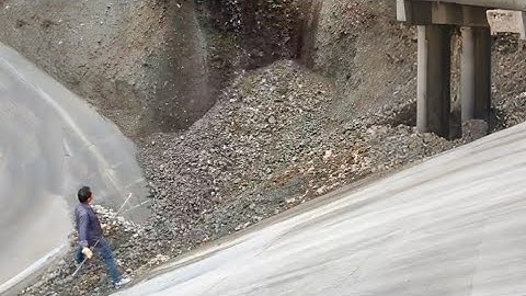 Barge unloading over 2000 tons of cobblestone and crushed ore - Barge work vlog