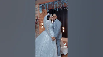 العروسه مكسوف تبوس عريسها هههه 