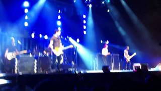 Band Introductions (Josh and Hayley) + Jeremy flip (Pressure) - Paramore o2 Arena 13/11/10
