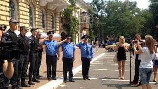 При исполнении гимна на пикете Правого Сектора офицеры отдали честь