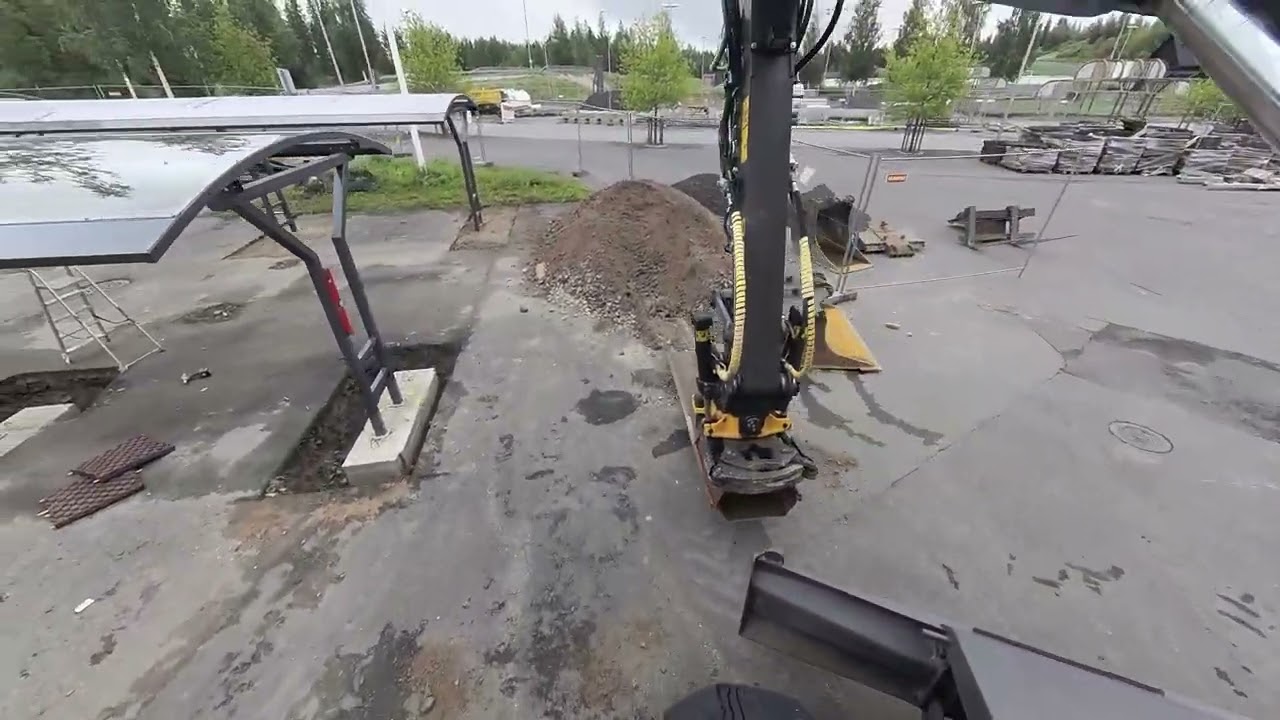 polkupyöräkatoksen rakentamista. building a bicycle shed. volvo ewr 150E + engcon + trimble