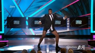 Michael Strahan Takes Off His Pants