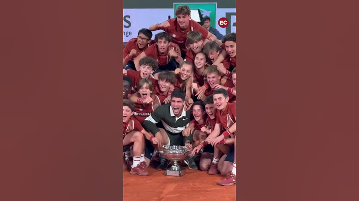 Carlos Alcaraz celebra el triunfo en Roland Garros con los recogepelotas