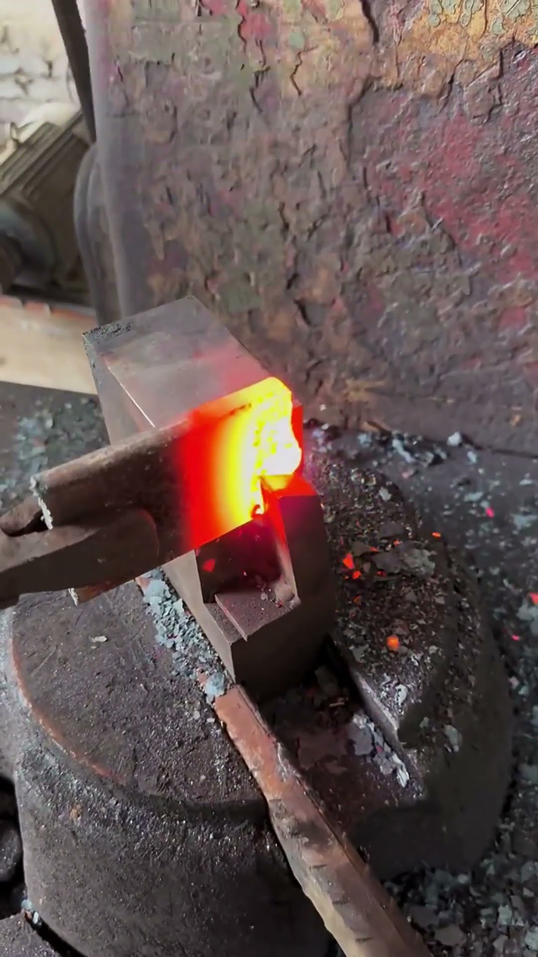 Pure hand forged kitchen knife- Good tools and machinery make work easy