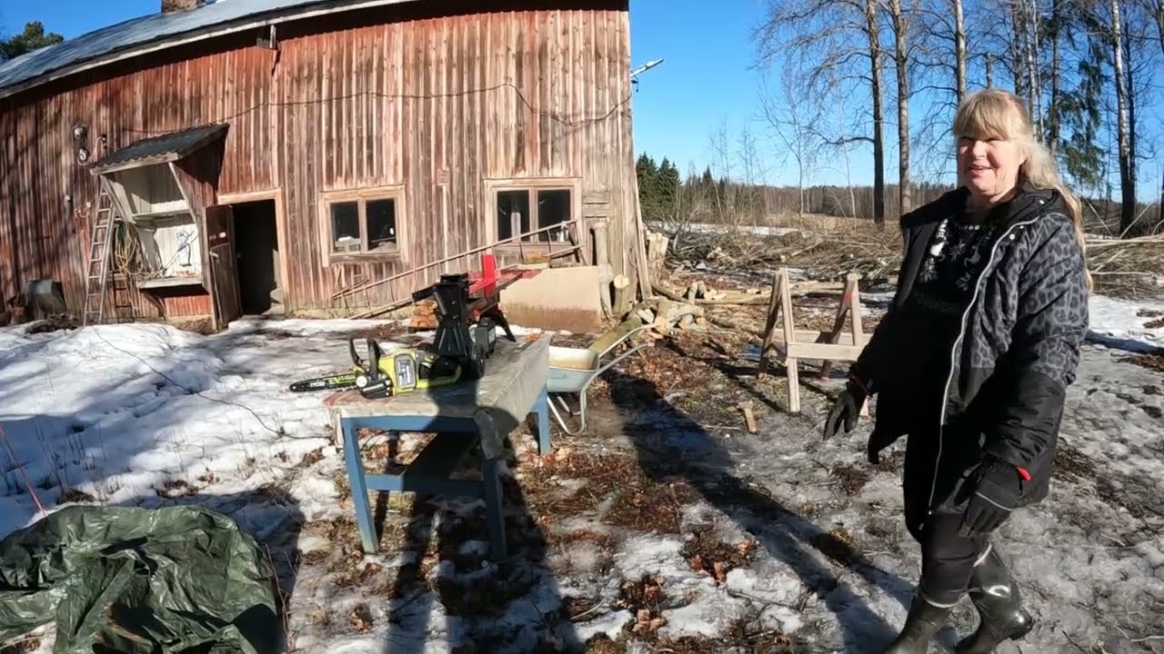 Vaimo testaa pienen halkaisukoneen