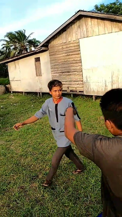 Aksi rebutan layangan berujung ribut