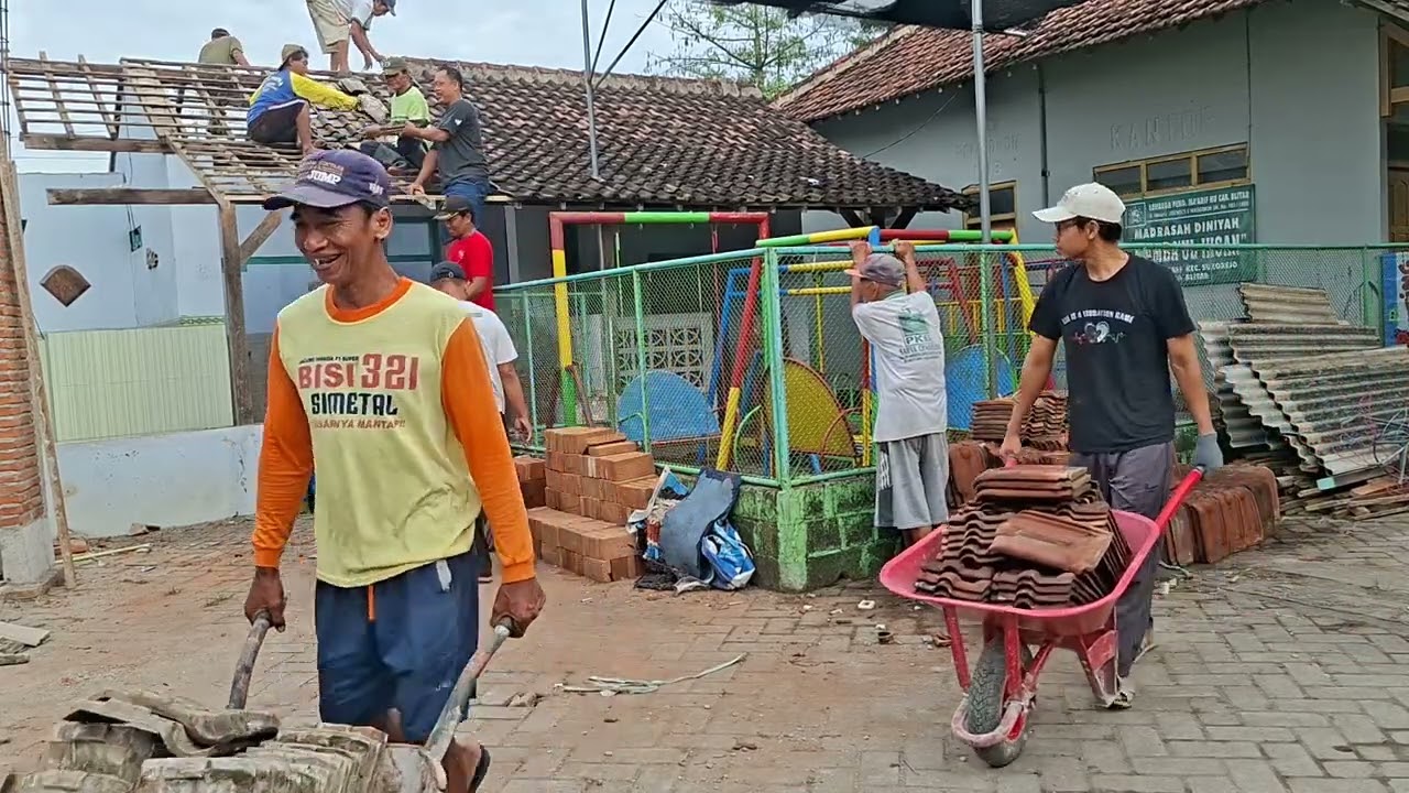Kerja Bakti Pembongkaran kamar mandi musholla part 2/5