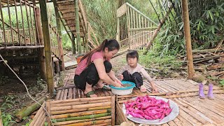 Building a gate and fence out of bamboo - a single mother and her daughter.