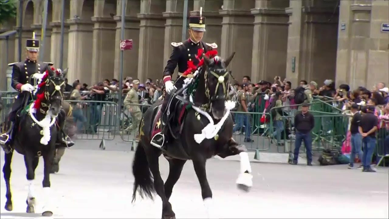 Desfila el escuadrón de caballería “Ignacio Allende” del Heroico Colegio Militar