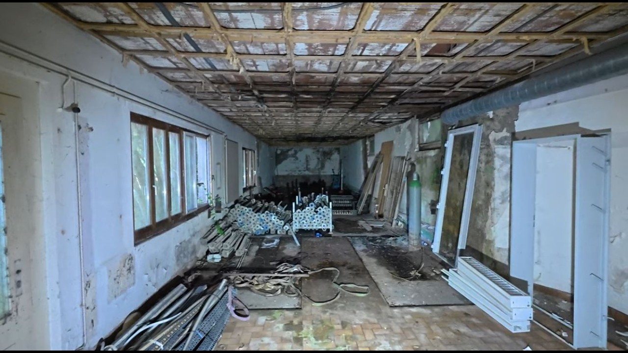 Exploring an over 20 years abandoned decayed Restaurant in Switzerland.