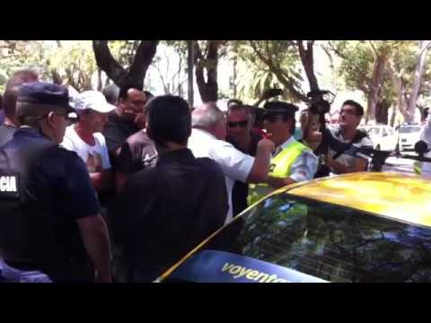 Montevideo Portal: Incidentes entre taxistas y camioneta de UBER