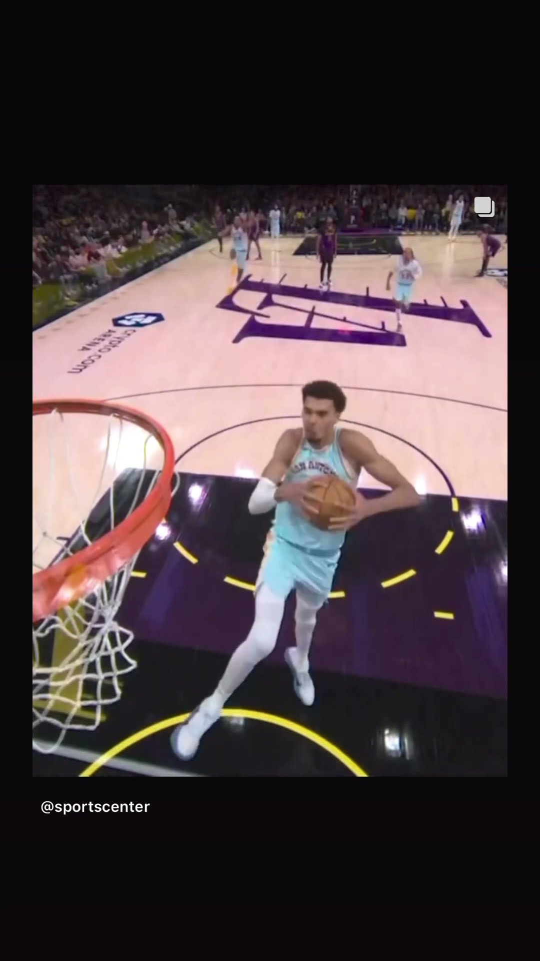 All by himself #hoodnews #victorwembanyama #NBA #sports #basketball #windmill #dunk #omg #how #wow