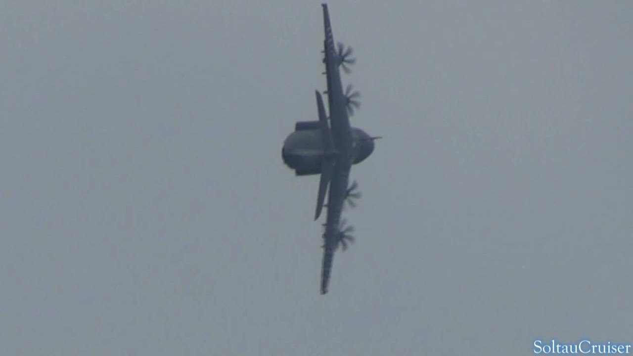 Airbus A400M Amazing Turn at Berlin Schoenefeld Airport  (full HD)
