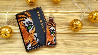 Сладкая парочка - брелок и обложка на паспорт с великолепным тигром!