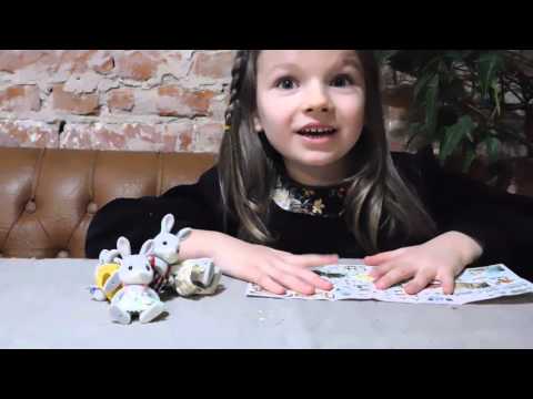 Злата открывает Sylvanian families- серых кроликов