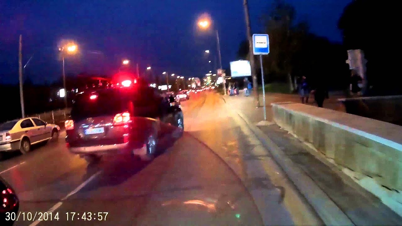 Карането след правителствения ескорт може да бъде опасно.