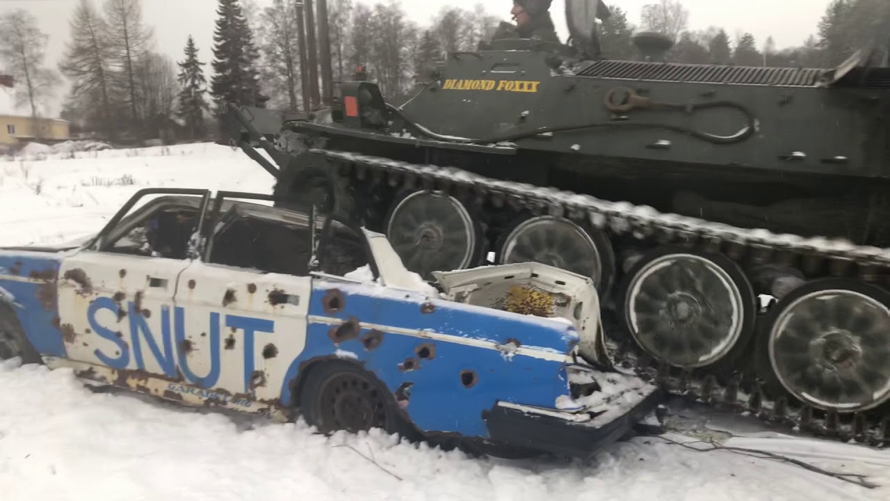 Pansarbandvagn krossar snutbilen