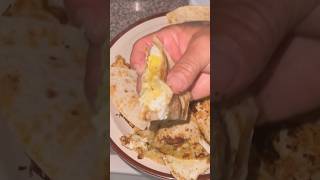 Quesadilla de huevos con salsa verde tu desayuno más rápido que aras