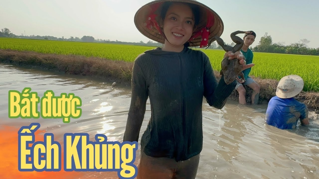 Деревенская девушка ✅ Ходит с детьми в поля копать ямы и ловить гигантских лягушек