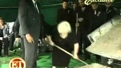 Anna Nicole smith's mother disrespects Anna at her...