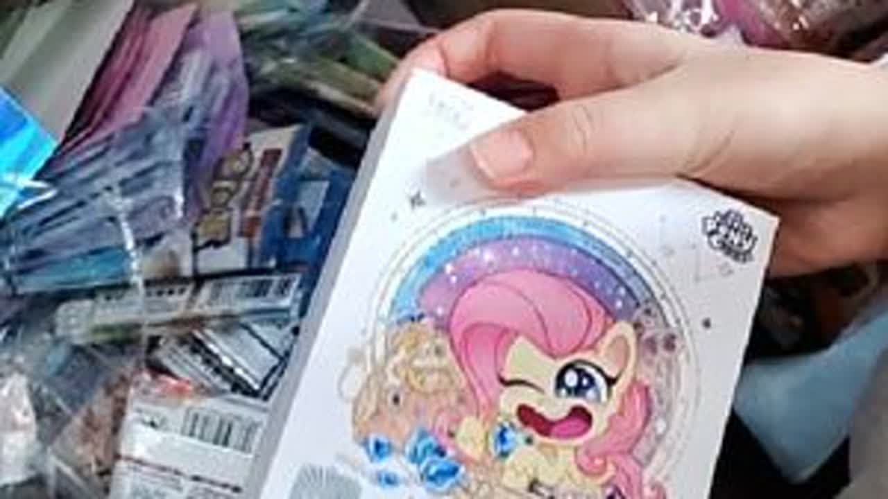 张小于在垃圾堆里找小马宝莉卡片？收获2张没有的小马卡 #小马宝莉#小马宝莉卡片#拆卡#亲子