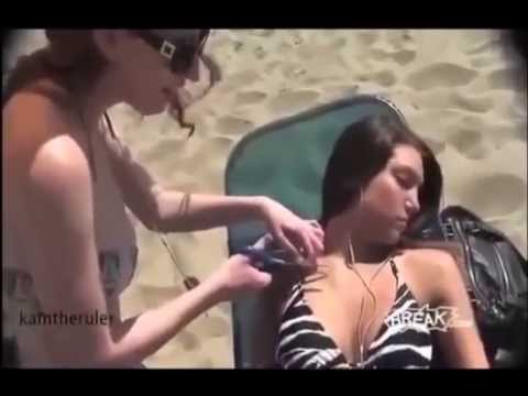 Прикол на пляже! Девчонка подрезала купальник подруге!