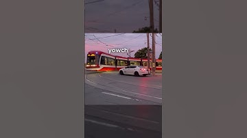 Dat ziet er pijnlijk uit voor de tram! #shorts #transit #toronto #tram