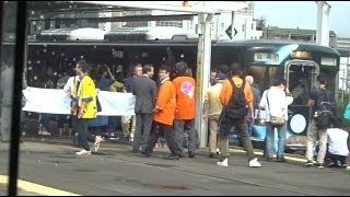 名古屋おもてなし武将隊ラッピング列車が出発イベント式を行っている尾張一宮駅に到着する東海道本線下り新快速313系の前面展望