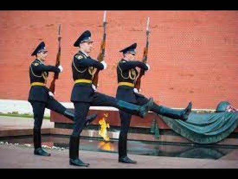 Смена почетного караула у вечного огня в Москве. Change of the guard of honor at the Eternal Flame.