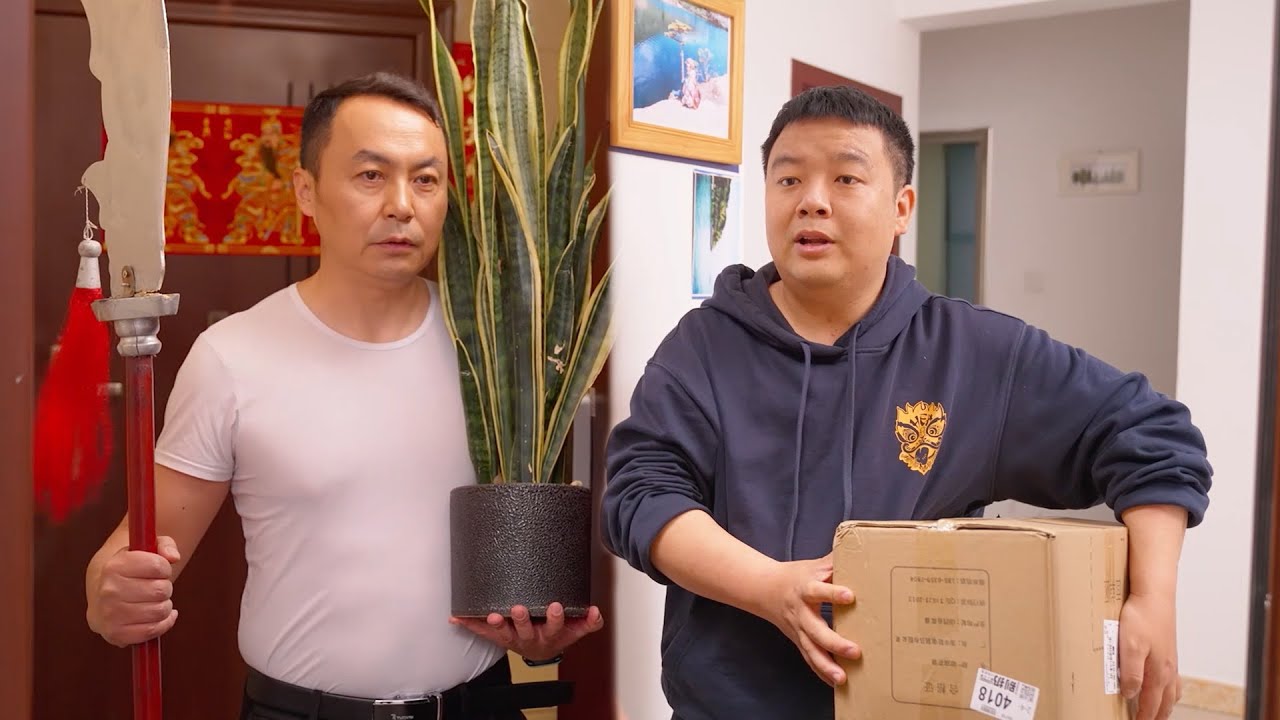 陈翔六点半：快递员送快递裤子都送没了The courier sent the express, and the pants were gone